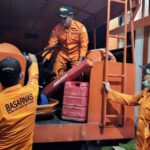 Tim SAR menyiapka peralatan untuk pencarian seorang ODGJ yang lari masuk ke hutan di Desa Kulango, Kecamtan Biau, Kabupaten Buol, Jumat (3/5/2024). (Foto: HO-Basarnas Palu)