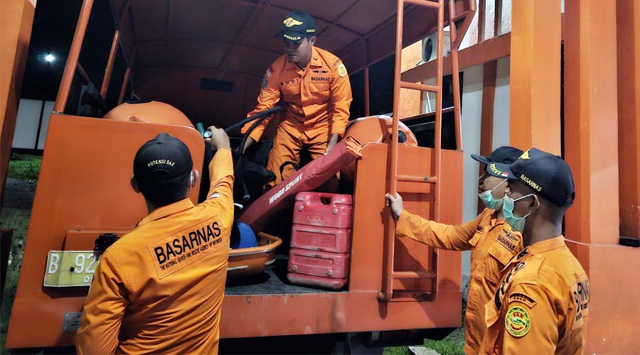 Tim SAR menyiapka peralatan untuk pencarian seorang ODGJ yang lari masuk ke hutan di Desa Kulango, Kecamtan Biau, Kabupaten Buol, Jumat (3/5/2024). (Foto: HO-Basarnas Palu)