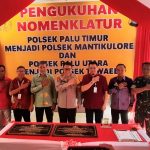Wali Kota Palu diwakili Asisten I, Moh Rizal (keempat kiri) bersama Kapolresta Palu, Kombes Pol Barliansyah (tengah) dan sejumlah pimpinan lembaga berfoto usai persemian perubahan nomenklatur dua polsek di Palu, Kamis (2/5/2024). (Foto: HO-Humas Pemkot Palu)