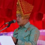Wali Kota Palu, Hadianto Rasyid membacakan amanat Mendikbudristi pada upacara peringatan Hardiknas di SMA Negeri 4 Palu, Kamis (2/5/2024). (Foto: HO-Humas Pemkot Palu)