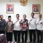 Rektor UIN Datokarama dan perwakilan BNPT foto bersama usai melakukan pertemuan tentang radikalisme di Kampus UIN Datokarama, Palu, Kamis (2/5/2024). (Foto: UIN Datokarama)