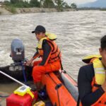 Tim SAR menyisir sungai untuk menemukan seorang remaja asal Desa Kotarindau Sigi yang tenggelam, Jumat (3/5/2024). (Foto: Basarnas Palu)