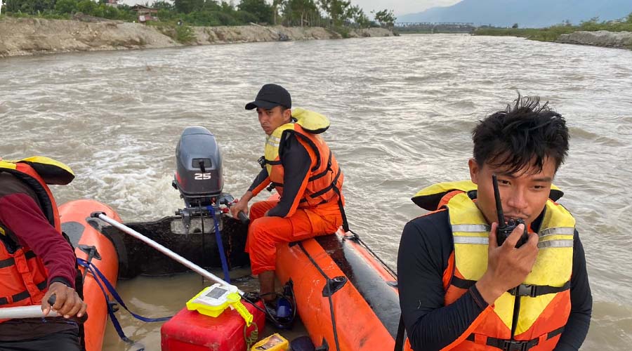 Tim SAR menyisir sungai untuk menemukan seorang remaja asal Desa Kotarindau Sigi yang tenggelam, Jumat (3/5/2024). (Foto: Basarnas Palu)