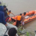 Warga membantu Tim SAR menurunkan perahu karet ke sungai untuk mencari seorang remaja yang tenggelam di sungai di Desa Kotarindau, Dolo, Sigi, Kamis (2/5/2024). (Foto: Basarnas Palu)