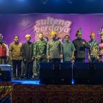 Asisten II Bidang Administrasi dan Umum, dr Husaema berfoto bersama pejabat kecamatan dan kelurahan serta tokoh masyarakat pada pembukaan Festival Duyu 2024 di Huntap Duyu, Palu, Jumat (12/1/2024). (Foto: bmzIMAGES/Basri Marzuki)