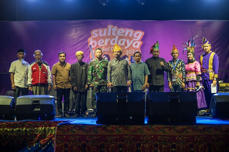 Asisten II Bidang Administrasi dan Umum, dr Husaema berfoto bersama pejabat kecamatan dan kelurahan serta tokoh masyarakat pada pembukaan Festival Duyu 2024 di Huntap Duyu, Palu, Jumat (12/1/2024). (Foto: bmzIMAGES/Basri Marzuki)