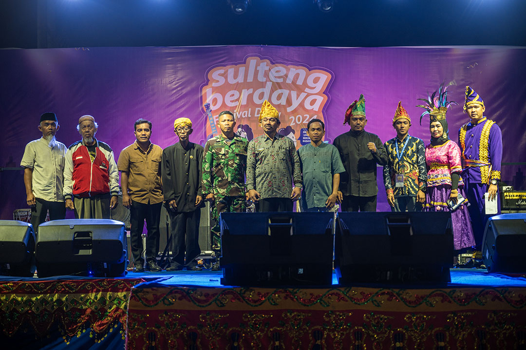 Asisten II Bidang Administrasi dan Umum, dr Husaema berfoto bersama pejabat kecamatan dan kelurahan serta tokoh masyarakat pada pembukaan Festival Duyu 2024 di Huntap Duyu, Palu, Jumat (12/1/2024). (Foto: bmzIMAGES/Basri Marzuki)