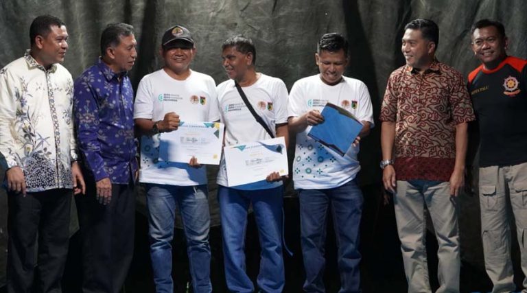 Puncak peringatan Hari Peduli Sampah Nasional di Taman Nasional yang ditandai dengan pemberian penghargaan kepada para pejuang samoah dan lingkungan di TPA Kawatuna, Sabtu (24/2/2024) malam. (Foto: HO/Humas Pemkot Palu)