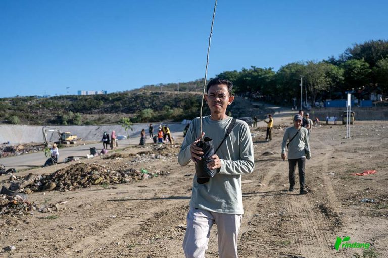 Warga membawa bibit pohon trembesi untuk ditanam di kawasan Tempat Pembuangan Akhir (TPA) sampah Kawatuna, Palu, Sulawesi Tengah, Sabtu (24/2/2024). Penanaman pohon di TPA yang sudah menerapkan sistem pengelolaan Sanitary Landfill itu untuk mengubah citra negatif TPA yang busuk dan jorok menjadi kawasan pedesterian yang nyaman dikunjungi dan ramah terhadap lingkungan, dan juga dalam rangka memperingati Hari Peduli Sampah Nasional (HPSN). bmzIMAGES/Basri Marzuki