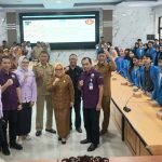 Foto bersama usai pelepasan ratusan maahasiswa Untad dalam studi indepenendden kelurahan cinta statistik di Palu, Senin (26/2/2024). (Foto: HO/Humas Pemkot Palu)