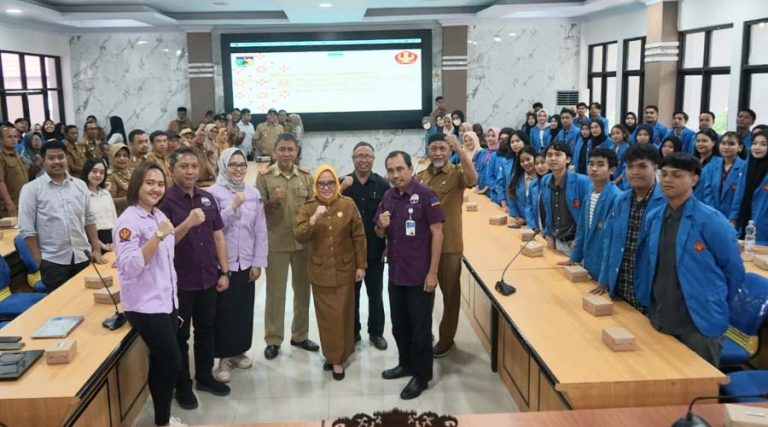 Foto bersama usai pelepasan ratusan maahasiswa Untad dalam studi indepenendden kelurahan cinta statistik di Palu, Senin (26/2/2024). (Foto: HO/Humas Pemkot Palu)