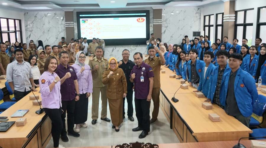 Foto bersama usai pelepasan ratusan maahasiswa Untad dalam studi indepenendden kelurahan cinta statistik di Palu, Senin (26/2/2024). (Foto: HO/Humas Pemkot Palu)