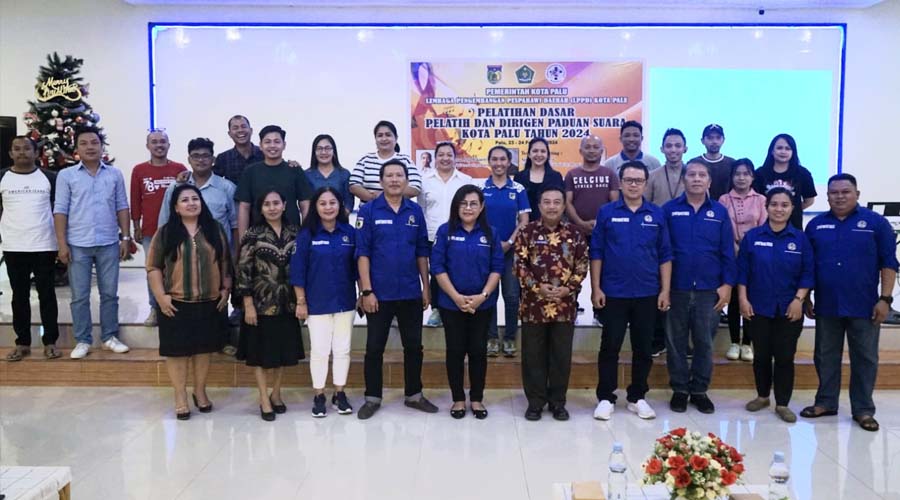 Foto bersama usai pembukaan Pelatihan Pelatih dan Dirigen Paduan Suara Pesparawi di Gereja HBK, Palu, Jumat (23/2/2024). (Foto: HO/Humas Pemkot Palu)