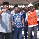 Gubernur Sulteng, Rusdy Mastura (tengah) bersama Danrem 132 tadulako, Brigjen TNI Dody Triwinarto (kiri) berjalan ke lokasi pemancangan permulaan pondasi pembangunan kembali Masjid Raya Darussalam di Palu, Jumat (9/2/2024). (Foto: HO/Humas Pemprov Sulteng)