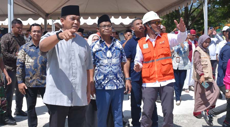 Gubernur Sulteng, Rusdy Mastura (tengah) bersama Danrem 132 tadulako, Brigjen TNI Dody Triwinarto (kiri) berjalan ke lokasi pemancangan permulaan pondasi pembangunan kembali Masjid Raya Darussalam di Palu, Jumat (9/2/2024). (Foto: HO/Humas Pemprov Sulteng)