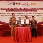 Para pihak menunjukkan naskah rencana kegiatan tahunan program Pakagasi oleh Yayasan Sikola Mombine di Palu, Selasa (30/4/2024). (Foto: Sikola Mombine)