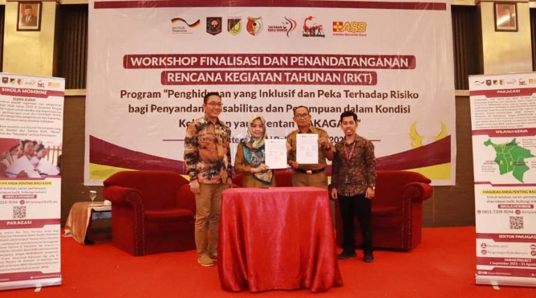 Para pihak menunjukkan naskah rencana kegiatan tahunan program Pakagasi oleh Yayasan Sikola Mombine di Palu, Selasa (30/4/2024). (Foto: Sikola Mombine)