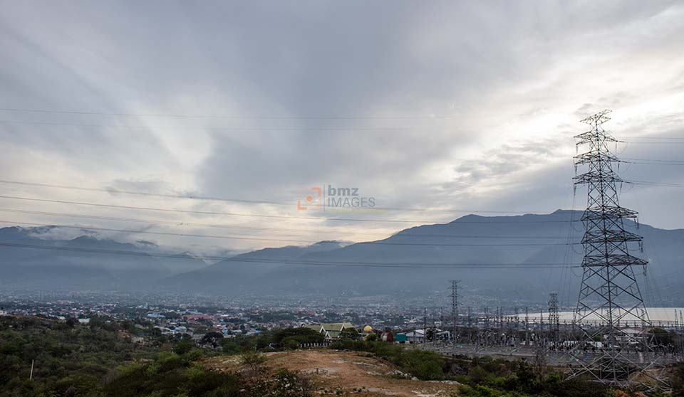 Langit Kota Palu, Rabu (1/5/2024) yang oleh SPAG Lore Lindu Bariri disebut terpapar debu vulkanik akibat erupsi Gunung Ruang di Sulawesi Utara. BMKG menyebut, udara Kota Palu tidak sehat. (Foto: bmzIMAGES/Basri Marzuki)