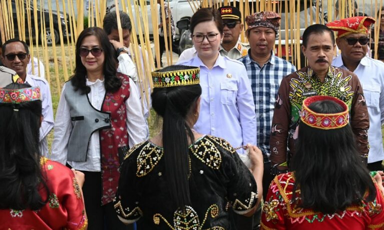 Kadis Parekraf Sulteng Diah Agustiningsih, Bupati Poso Verna Gladies Inkiriwang, Direktur ROA Sulteng, Moch Subarkah pada pembukaan Festival Tampolore Poso, Jumat (28/6/2024). (bmzIMAGES/Basri Marzuki)