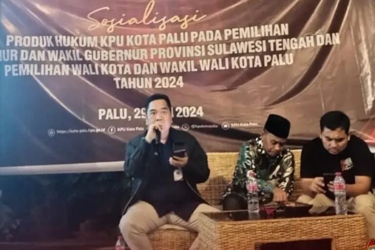 Ketua Divisi Hukum dan Pengawasan KPU KOta Palu, Haris Lawisi menyampaikan paparannya pada sosialisasi yang diikuti PPS dan PPK di Palu, Sabtu (29/6/2024). (Foto: Humas KPU Kota Palu)