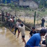 Distribusi bantuan TNI oleh Koramil 1306-08/Parigi bagi warga terdampak bencana di Desa Sibalago, Toribulu, Parigi Moutong, Minggu (23/6/2024). (Foto: Penrem 132/Tdl)