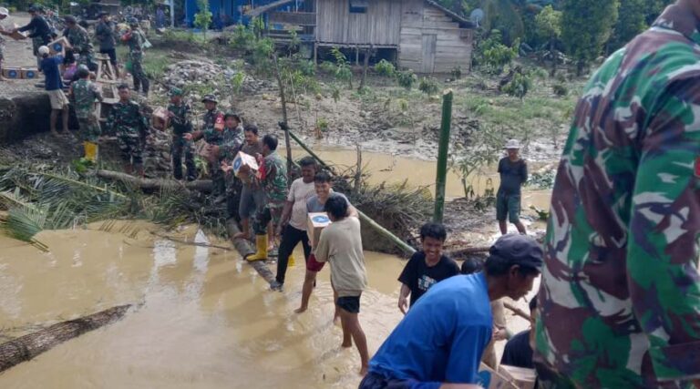 Distribusi bantuan TNI oleh Koramil 1306-08/Parigi bagi warga terdampak bencana di Desa Sibalago, Toribulu, Parigi Moutong, Minggu (23/6/2024). (Foto: Penrem 132/Tdl)