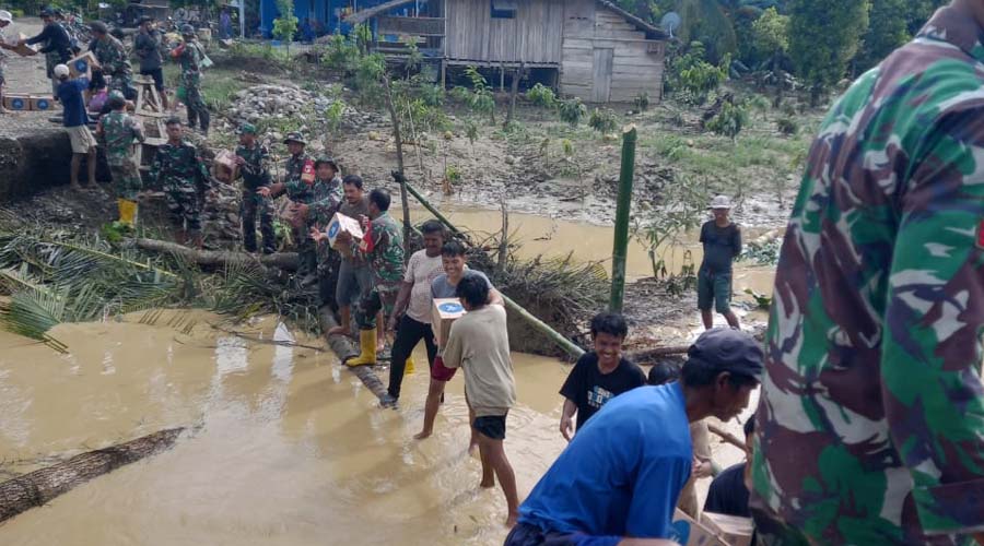 Distribusi bantuan TNI oleh Koramil 1306-08/Parigi bagi warga terdampak bencana di Desa Sibalago, Toribulu, Parigi Moutong, Minggu (23/6/2024). (Foto: Penrem 132/Tdl)