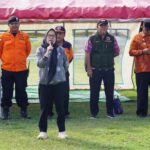 Sekkot Palu, Irmayanti (depan) menyampaikan sambutan pada pembukaan simulasi bencana di Kelurahan mamboro Barat, Kamis (20/6/2024). (Foto: Humas Pemkot Palu)