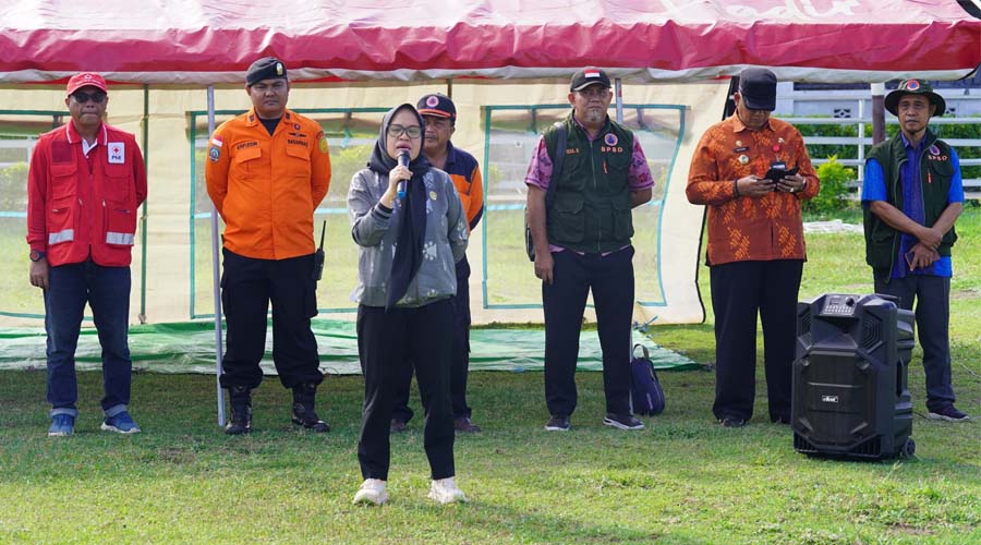 Sekkot Palu, Irmayanti (depan) menyampaikan sambutan pada pembukaan simulasi bencana di Kelurahan mamboro Barat, Kamis (20/6/2024). (Foto: Humas Pemkot Palu)