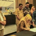 Sekkot Palu, Irtmayanti Pettalolo (tengah) meneken berita acara serah terima penyerahan fasiltias dasar publik dari UNDP Petra di palu, Senin (24/6/2024). (Foto: Humas Pemkot Palu)