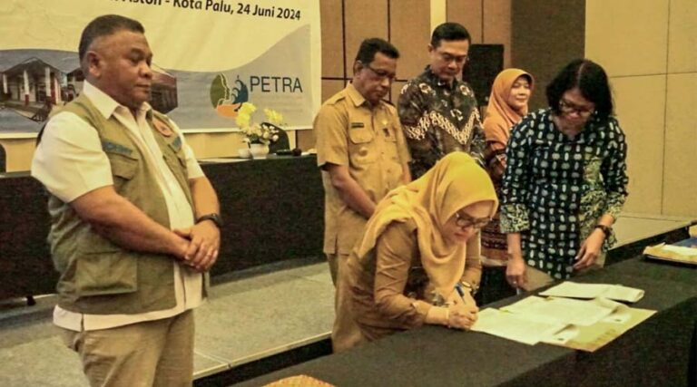 Sekkot Palu, Irtmayanti Pettalolo (tengah) meneken berita acara serah terima penyerahan fasiltias dasar publik dari UNDP Petra di palu, Senin (24/6/2024). (Foto: Humas Pemkot Palu)
