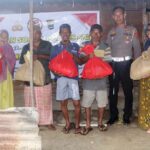 Anggota Polres Sigi memberikan bantuan sosial kepada warga di Sigi, Selasa (25/6/2024). (Foto: Humas Polres Sigi)
