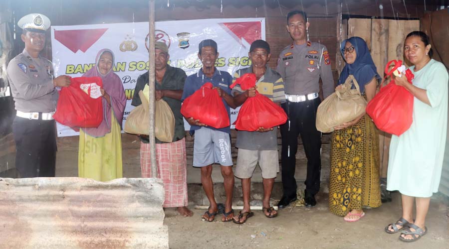 Anggota Polres Sigi memberikan bantuan sosial kepada warga di Sigi, Selasa (25/6/2024). (Foto: Humas Polres Sigi)
