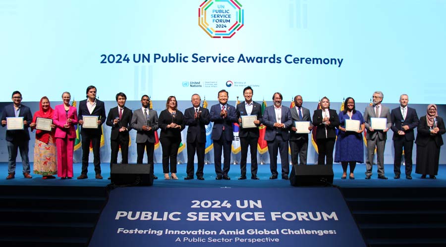 Penerima Penghargaan Pelayanan Publik PBB 2024, yang diakui atas inisiatif sektor publik yang inovatif. Kementerian Lingkungan Hidup dan Kehutanan (KLHK) Republik Indonesia dan kota Semarang merupakan dua dari 15 penerima United Nations Public Service Awards 2024 di seluruh dunia. (Foto: UN DESA)