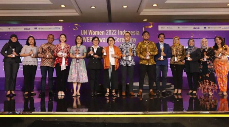 Para pemenang UN Women Indonesia WEPs Awards 2022 dari perusahaan dan sektor bisnis atas inisiatifnya dalam mendorong kesetaraan gender di tempat kerja, pasar, dan komunitas. (Foto: UN Women Indonesia)