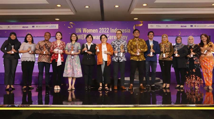 Para pemenang UN Women Indonesia WEPs Awards 2022 dari perusahaan dan sektor bisnis atas inisiatifnya dalam mendorong kesetaraan gender di tempat kerja, pasar, dan komunitas. (Foto: UN Women Indonesia)