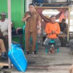 Wali Kota Palu, Hadianto Rasyid (tengah) pada kunjungannya ke kawaswan penggaraman Talise, Palu, Senin (10/6/2024). (Foto: Humas Pemkot Palu)