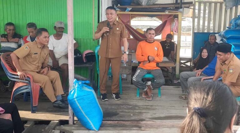 Wali Kota Palu, Hadianto Rasyid (tengah) pada kunjungannya ke kawaswan penggaraman Talise, Palu, Senin (10/6/2024). (Foto: Humas Pemkot Palu)