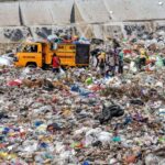 Armada 'Palu Bersih' membongkar sampah di TPA Kawatuna. (bmzIMAGES/Basri Marzuki)