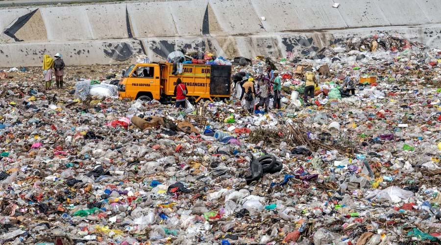 Armada 'Palu Bersih' membongkar sampah di TPA Kawatuna. (bmzIMAGES/Basri Marzuki)