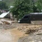 Sebuah kendaraan terjebak banjir bandang di Kecamatan Toribulu, Parigi Moutong, Minggu(23/6/2024). (Foto: BPBD Parigi Moutong)