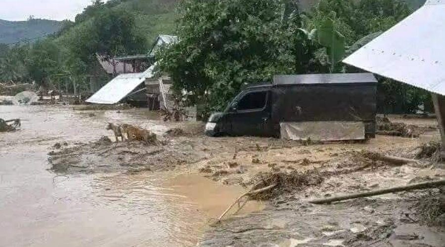 Sebuah kendaraan terjebak banjir bandang di Kecamatan Toribulu, Parigi Moutong, Minggu(23/6/2024). (Foto: BPBD Parigi Moutong)