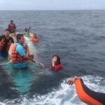 Para penumpang long boat diselamatkan Tim SAR Gabungan saat long boat yang ditumpanginya terbalik akibat cuaca buruk di perairan laut Desa Matanga, Banggai Laut, Selasa (18/6/2024). (Foto: HO-Basarnas Palu)