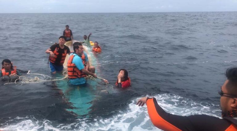 Para penumpang long boat diselamatkan Tim SAR Gabungan saat long boat yang ditumpanginya terbalik akibat cuaca buruk di perairan laut Desa Matanga, Banggai Laut, Selasa (18/6/2024). (Foto: HO-Basarnas Palu)