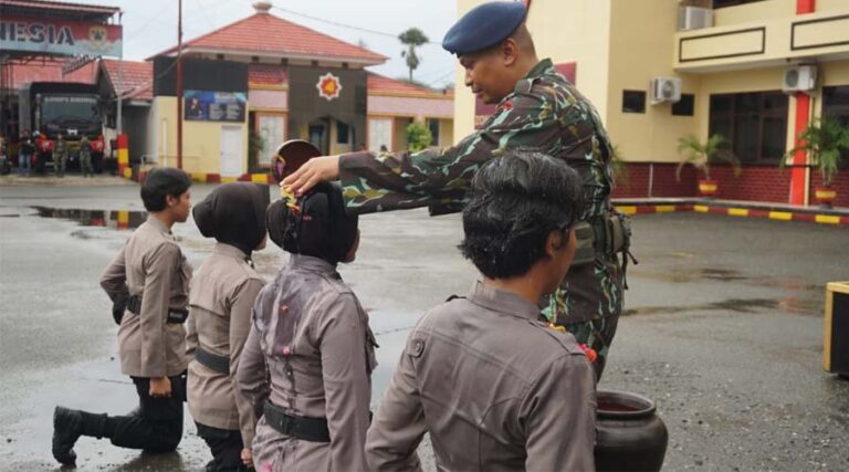 Wadansat Brimob Polda Sulteng AKBP Rentrix Ryaldi Yusuf menyiramkan air bunga kepeada empat personel Bintara Remaja Polwan di Mako Brimob, Kamis (13/6/2024). (Foto: Humas Polda Sulteng)