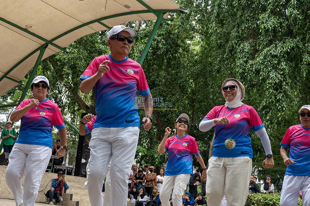 Salah satu tim peserta memainkan senam dansa (line dance) pada kompetisi line dance di Palu, Sulawesi Tengah, Minggu (19/5/2024). (bmzIMAGES/Basri Marzuki)