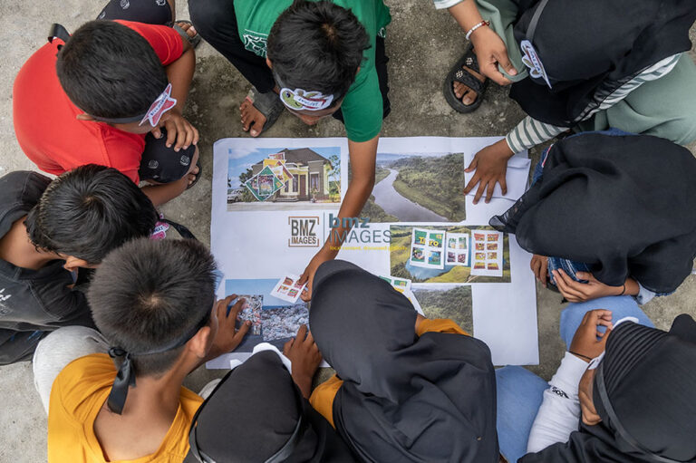 Sejumlah anak mengidentifikasi jenis sampah plastik yang dihasilkan dari berbagai aktivitas masyarakat pada program pendidikan konservasi di Huntap Mosinggani Mamboro, Palu, Sulawesi Tengah, Sabtu (1/6/2024). (bmzIMAGES/Basri Marzuki)
