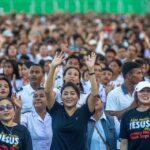 Ribuan umat Kristiani mengikuti perayaan Paskah Oikumene Gereja-Gereja se Sulawesi Tengah di Stadion Gawalise, Palu, Sulawesi Tengah, Sabtu (4/5/2024). (bmzIMAGES/Basri Marzuki)