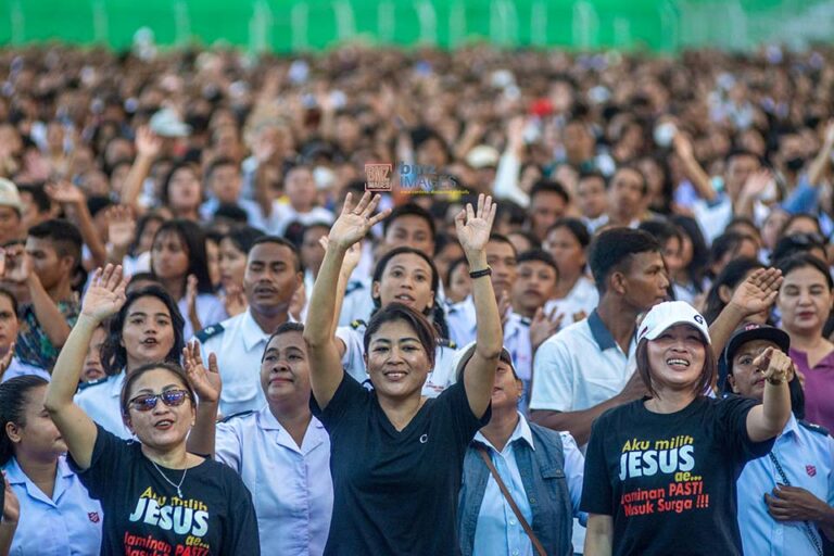 Ribuan umat Kristiani mengikuti perayaan Paskah Oikumene Gereja-Gereja se Sulawesi Tengah di Stadion Gawalise, Palu, Sulawesi Tengah, Sabtu (4/5/2024). (bmzIMAGES/Basri Marzuki)