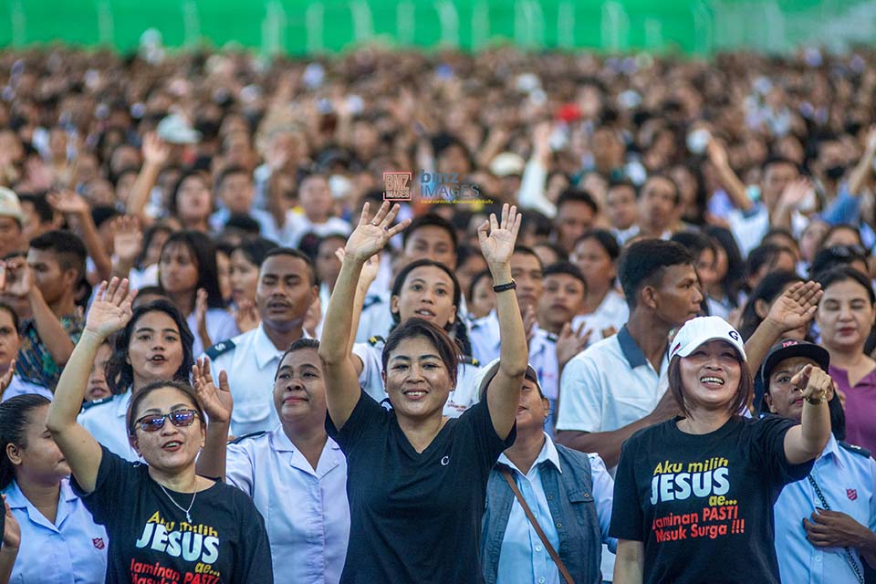 Ribuan umat Kristiani mengikuti perayaan Paskah Oikumene Gereja-Gereja se Sulawesi Tengah di Stadion Gawalise, Palu, Sulawesi Tengah, Sabtu (4/5/2024). (bmzIMAGES/Basri Marzuki)